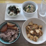 麻婆豆腐、長芋、ホウレンソウ、ツナ、大根おろしのサラダ、大根の照り焼き、五穀米。