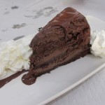 5人でシェアした濃厚なチョコレートケーキ。