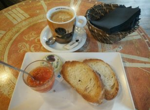 朝食がお得なカフェ「No solo pan y café」。