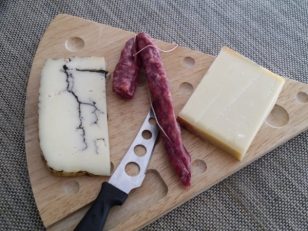 左からトリュフ入りチーズ、longaniza de
pascua、グリュイエールチーズ