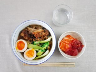 ラーメンとサーモン&マグロ丼。