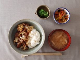 豚肉・玉ねぎ・キノコの甘辛丼、ゴマわかめ、ニンジンとセロリのキンピラ、味噌汁。