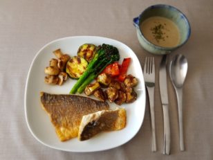 鯛の塩焼き、野菜の鉄板焼き、マッシュルームのクリームスープ。