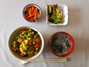 サーモン・キュウリ・アボカド丼、ブロッコリーとキノコの炒め物、ニンジンのキンピラ、市販のわかめスープ。