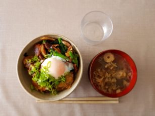 温泉卵のせ煮豚丼、インスタントスープ。