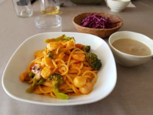 海老・イカ・ホタテ・ブロッコリーのトマトクリームパスタ、紫キャベツのコールスロー、マッシュルームのクリームスープ。