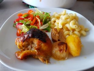 チキンのオーブン焼き、付け合わせはパスタ、ジャガイモ、玉ねぎ、サラダ。
