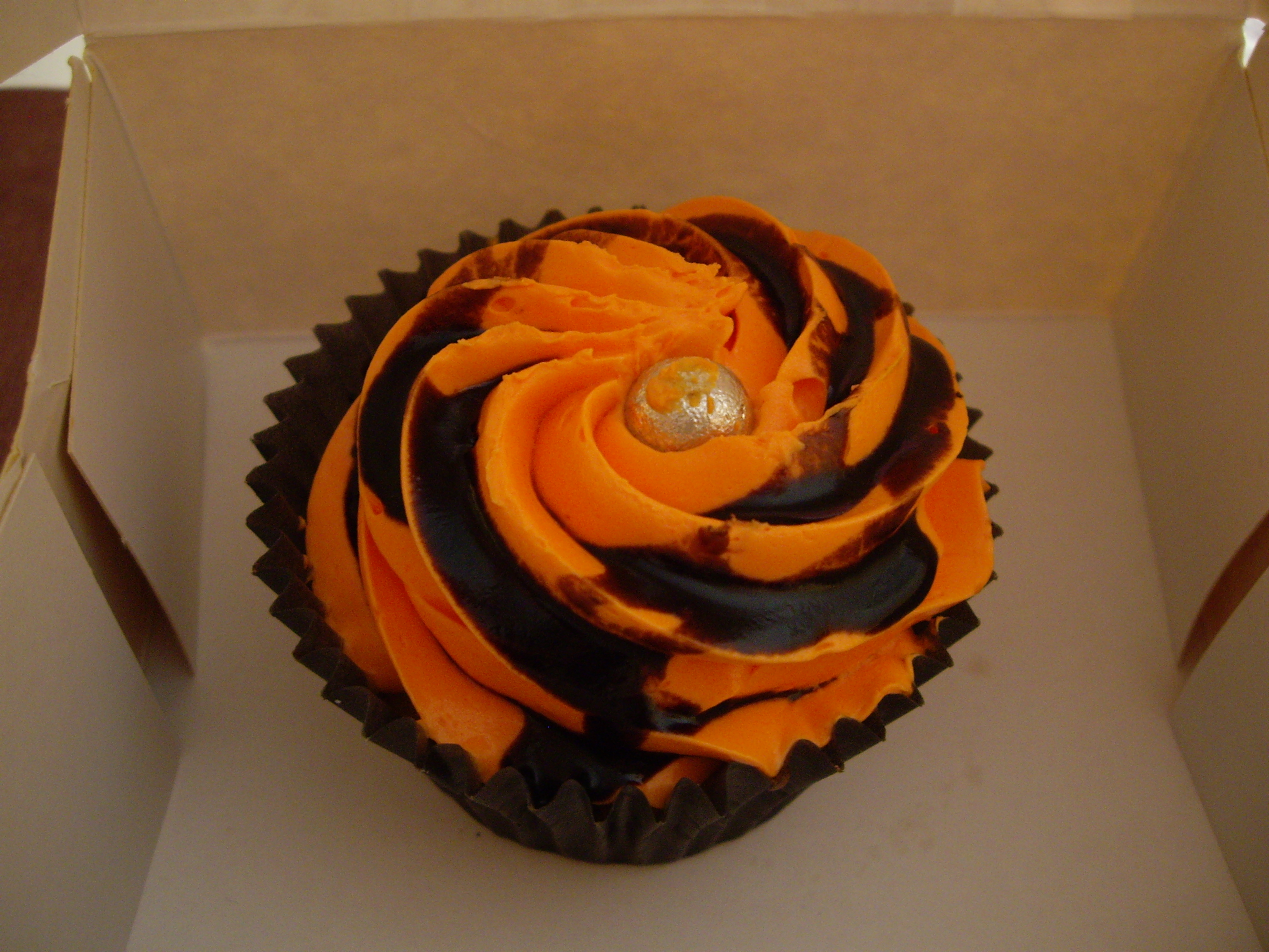 ものすごい色彩感覚のカップケーキ。かぼちゃではなくオレンジだそうだ。