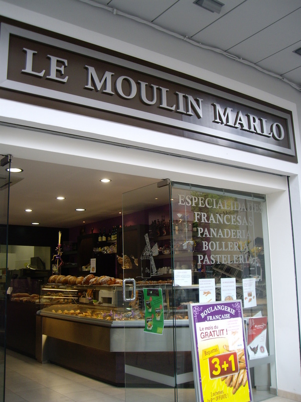 フランス風のパンを売っているパン屋さん。ここで朝ご飯。