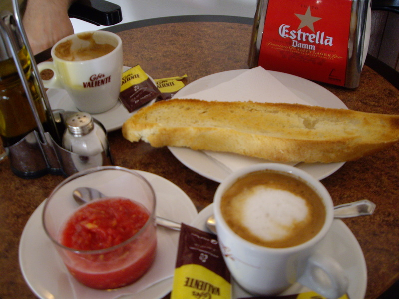 Pan con tomate（パン・コン・トマテ）とCafe con leche（カフェ・コン・レチェ。カフェオレのこと）で2.50ユーロ。