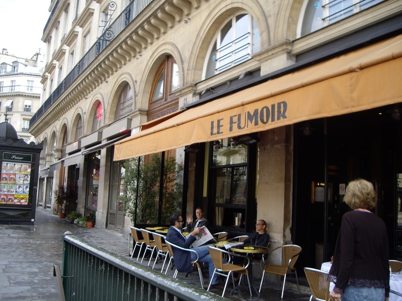 カフェ、LE FUMOIR。ルーブル美術館のすぐ脇にあります。