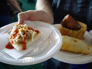 鶏肉のピザみたいなものと、チョリソー（スペインのソーセージ）にアルゼンチンのチミチュリソースかけ、牛挽肉のエンパナダ。