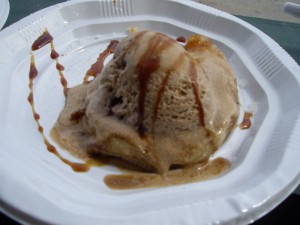 そしてデザートは衣をつけて揚げたリンゴとベイリーズ風味のアイスクリームにキャラメルソース。