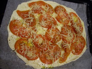 トマトの上に塩胡椒＆乾燥オレガノを振りかけ、チーズをのせる。
