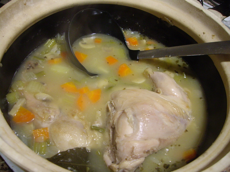 鶏の骨からいいスープがでます。