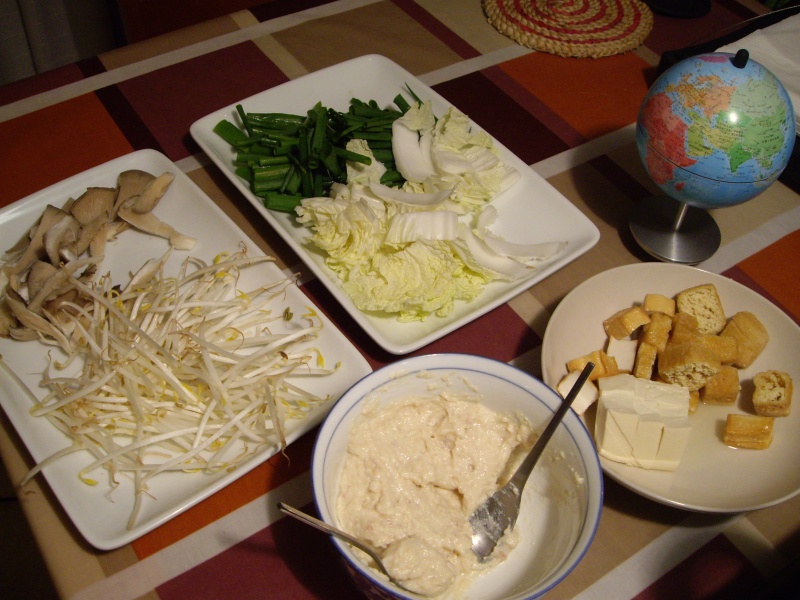 手前の白いやつが鯛と豆腐のつみれ。