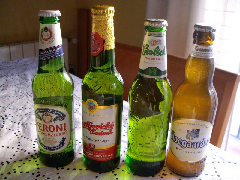 パートナー君が買ったビール。チェコ、イタリア、オランダ･･･あとはどこだったかな？