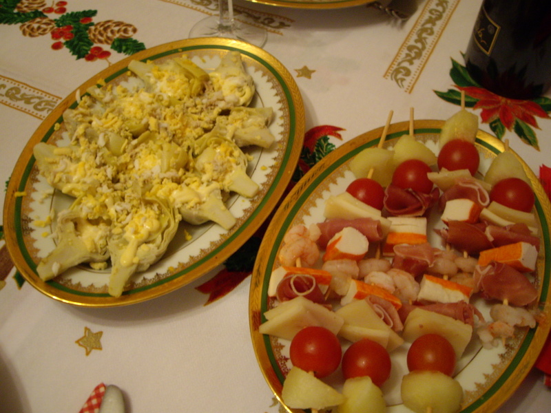 アーティチョークとチーズ、ハム、メロン、チェリートマトの前菜。