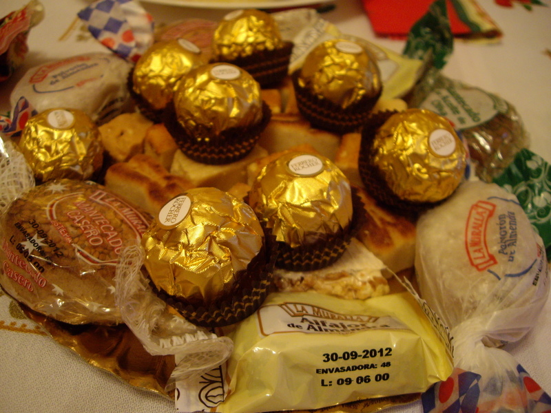 トゥロン、マンテカド、ポルボロン、チョコレートの盛り合わせ。