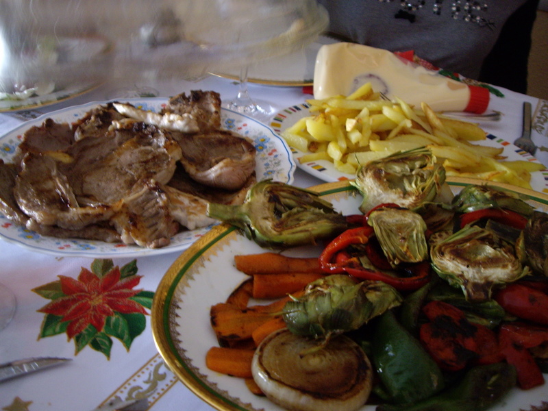 焼き野菜の盛り合わせと、子羊、鶏肉、牛肉の盛り合わせ。