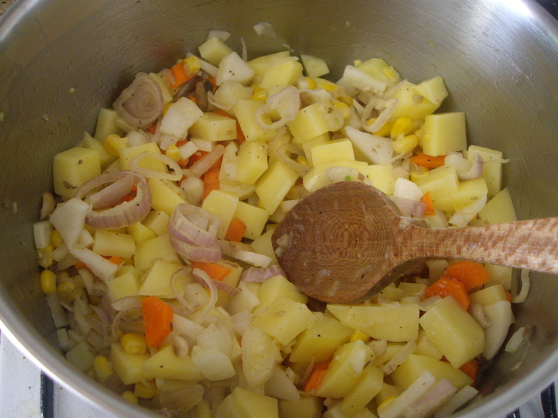 野菜を小さめに切って、ニンニクとオリーブオイルorバターで炒めます。
