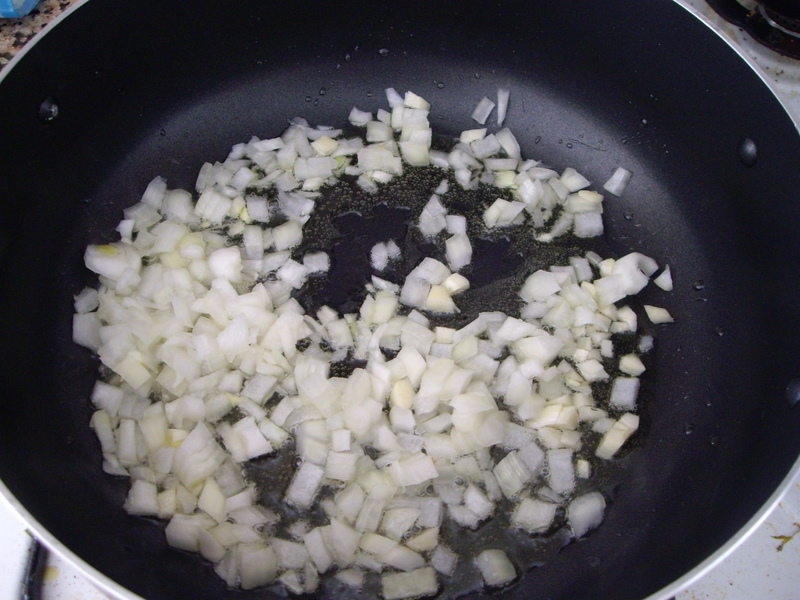 みじん切り玉ねぎとニンニクをたっぷりのオリーブオイルで炒めます。
