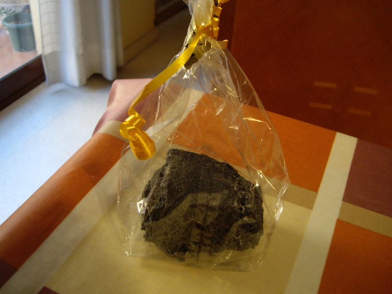 Carbon（カルボン、炭）に似せたお菓子。