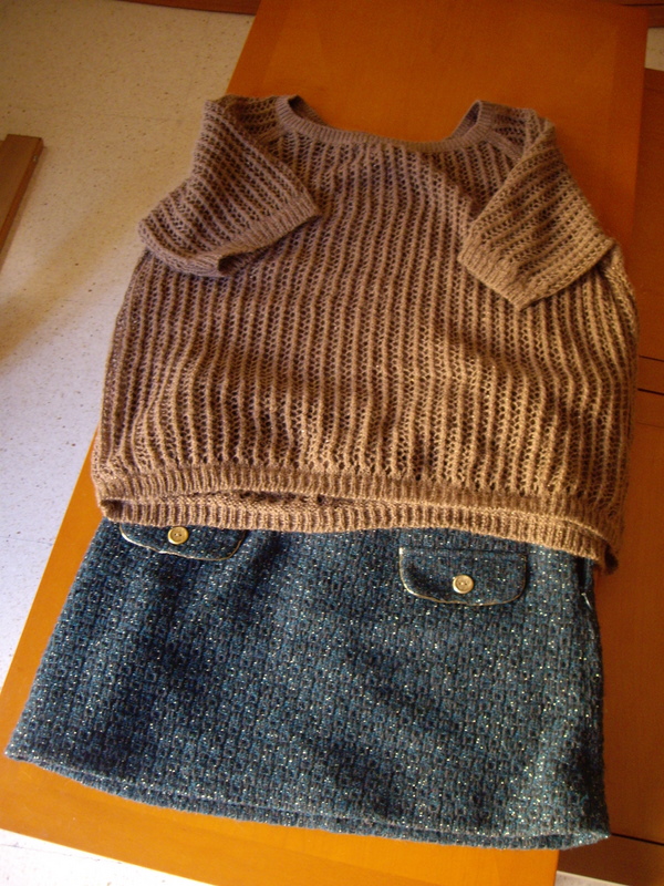 薄茶にラメの入った五分丈のセーターにグリーンのツィードミニスカート。