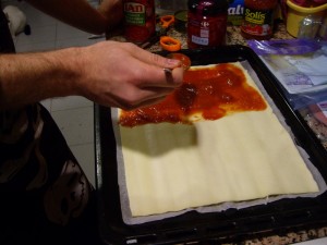 スペイン人の大好きなTomate Frito（トマテ・フリート）を片面に塗ります。