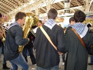 中央市場の中で楽団が演奏。