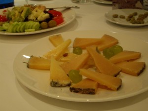おいしいサラダにラ・マンチャ地方が誇るチーズ、Queso Manchego。