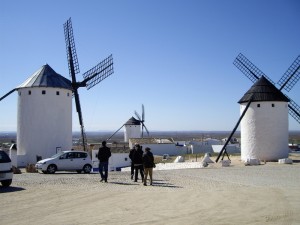 風車は村の中にまであります。