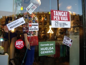 TANCAT PER VAGA（バレンシア語で、ストライキのため閉店）と書いたステッカーが貼られています。