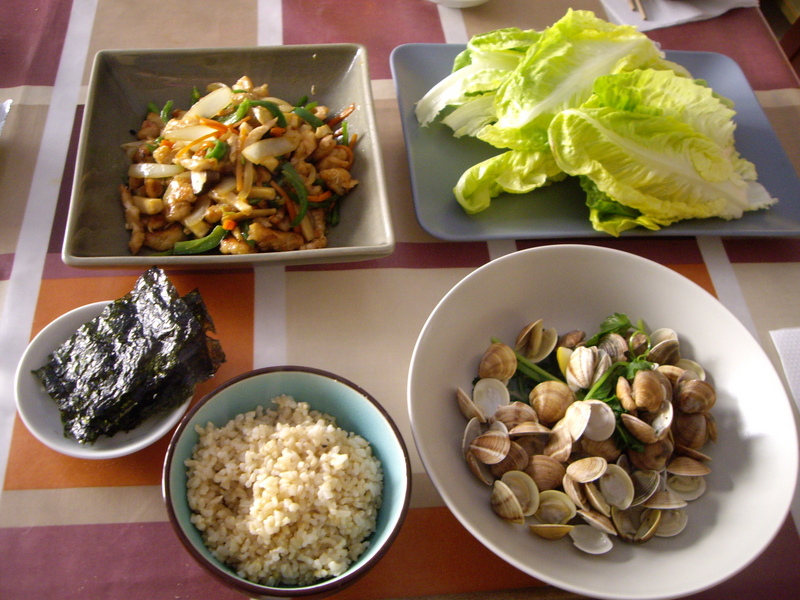 野菜と鶏肉のオイスター炒めレタス包み、Tellina（テジナ、桜貝の一種）を蒸したモノ、韓国海苔、玄米。