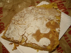 Tarta de Santiago（タルタ・デ・サンティアゴ、サンティアゴ・ケーキ）を朝ご飯用に持ち帰り。
