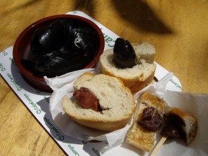 チケットを買うと貰えるCazuela（カスエラ、スペイン風土鍋）にClóchina(クロチナ、バレンシアで取れる小さめムール貝）を入れて貰いました。