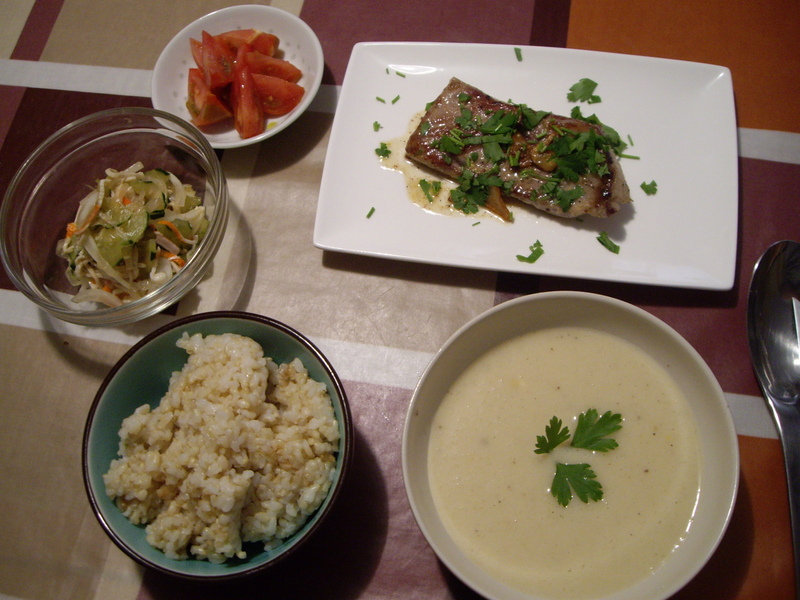 豚肉のソテー、トマトサラダ、新玉ねぎメインの酢の物、ジャガイモのスープ、玄米。