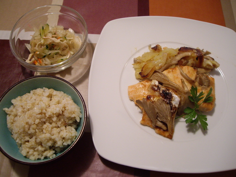 鮭、ジャガイモ、玉ねぎ、キノコのオーブン焼き、酢の物、玄米。