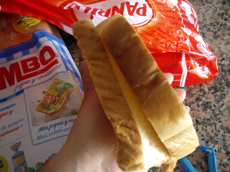 右がBIMBOの厚切り食パンで、左が家にあった普通のスペインの食パン（メーカー：Pan Rico）。