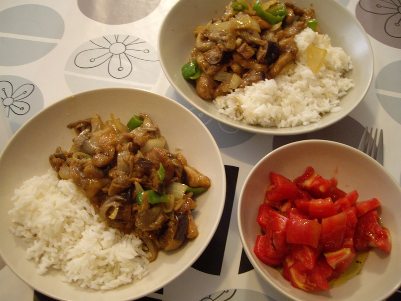 下味をつけた豚肉と野菜の炒め物、タイ米、トマトと赤ピーマンのサラダ。