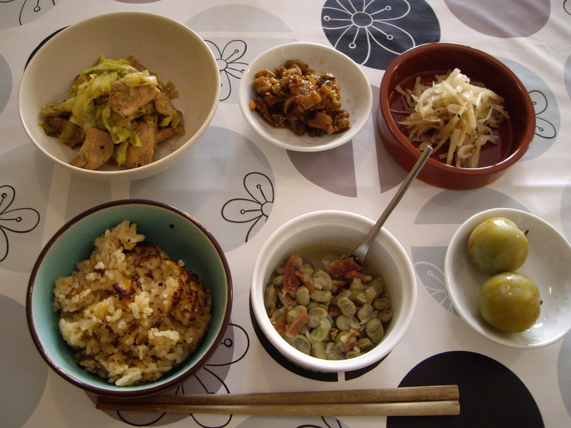 キャベツと豚肉の炒め物、ナスの揚げ煮、空豆と生ハム、大根サラダ。