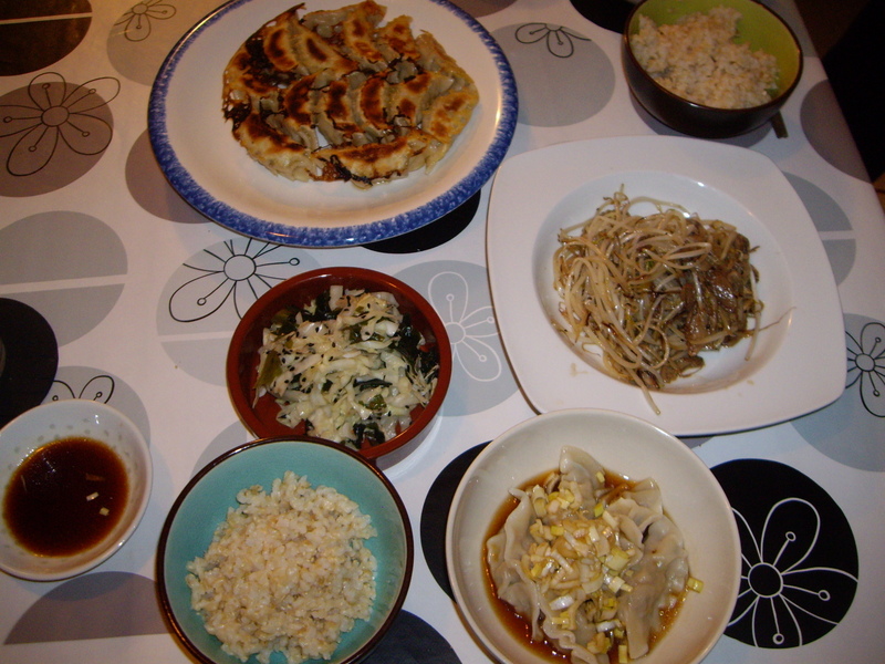 焼き餃子、ゆで餃子、もやしの炒め物、中華風キャベツのサラダ。