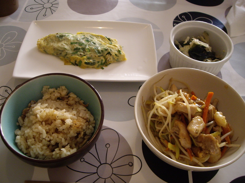 鶏肉ともやしの炒め物、ニラ玉、キャベツの中華風サラダ、玄米。