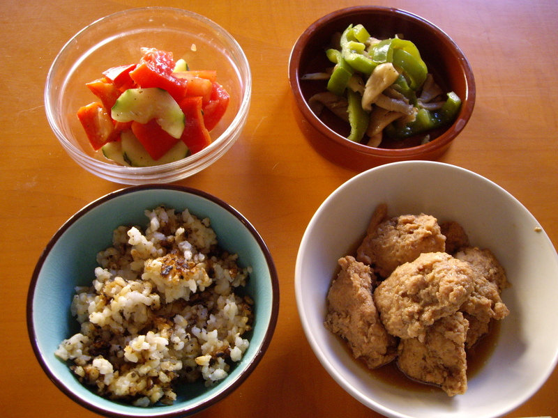 甘辛鶏団子、ピーマンとキノコの炒め物、トマトとキュウリのサラダ、玄米。
