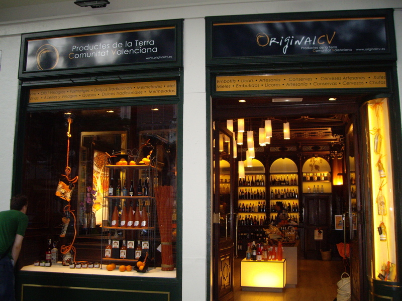 お店はバレンシアの中央市場の正面入り口向かいにあります。