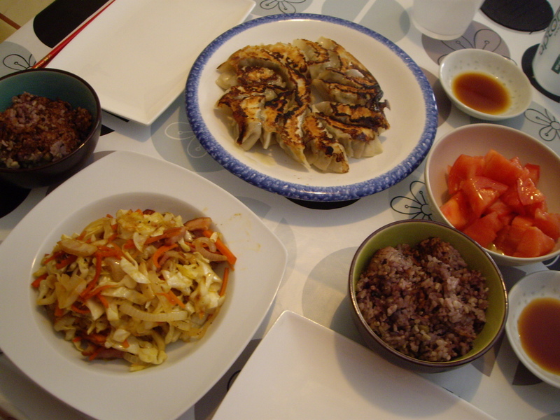 餃子、キャベツと野菜の炒め物、トマトサラダ。