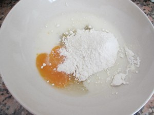 卵、小麦粉、牛乳を混ぜます。