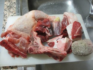 お肉屋さんで適当に選んだもの。鶏肉、豚肉、牛肉それぞれ骨付き＆脂身付きです。右下の丸いモノはPelota（ペロタ、ボール）と呼ばれるバレンシアの煮込みに入れる肉団子。