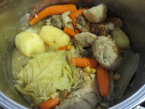 肉からスープを取ったら、別に煮ておいたガルバンソ豆を入れて1時間、最後の1時間でニンジンとジャガイモを加えて更に煮込みます。