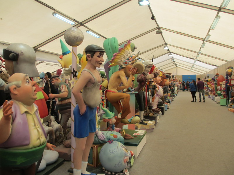 仮設テント内に750体もの人形が飾られています。